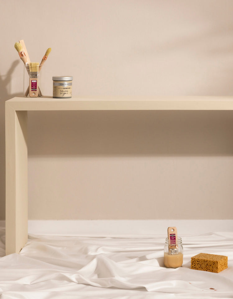 Console effet minéral beige Libéron, avec pinceaux, pot Meuble signé, éponge et toile de protection.