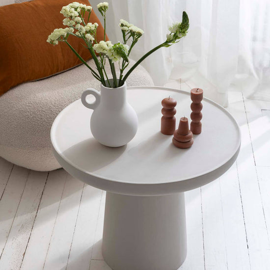Salon avec une table basse peinte à la peinture à effet Meuble Signé Libéron, Effet Minéral teinte Craie