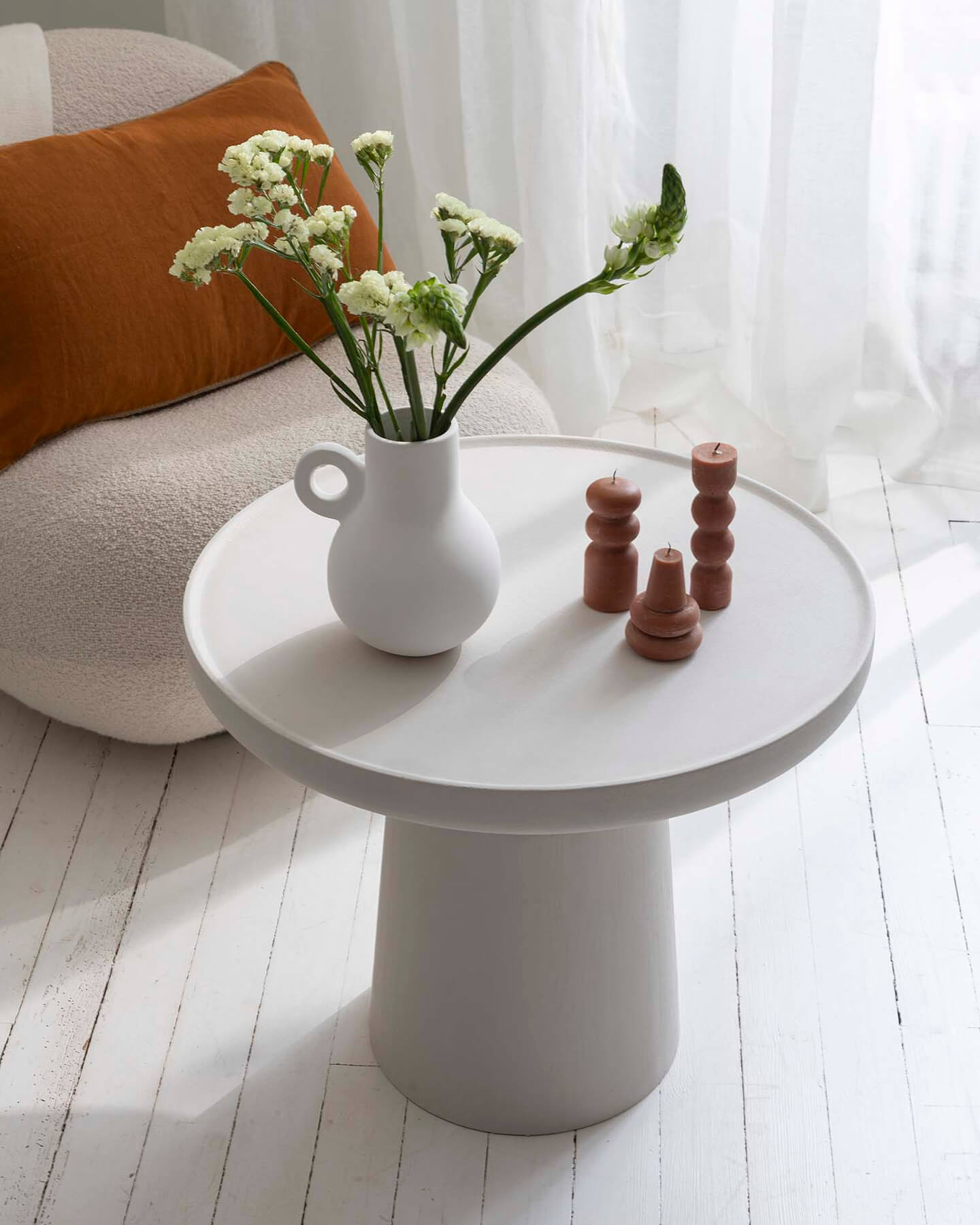 Salon avec une table basse peinte à la peinture à effet Meuble Signé Libéron, Effet Minéral teinte Craie