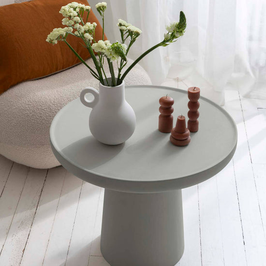 Salon avec une table basse peinte à la peinture à effet Meuble Signé Libéron, Effet Minéral teinte Gris Marbre