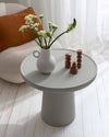 Salon avec une table basse peinte à la peinture à effet Meuble Signé Libéron, Effet Minéral teinte Gris Marbre