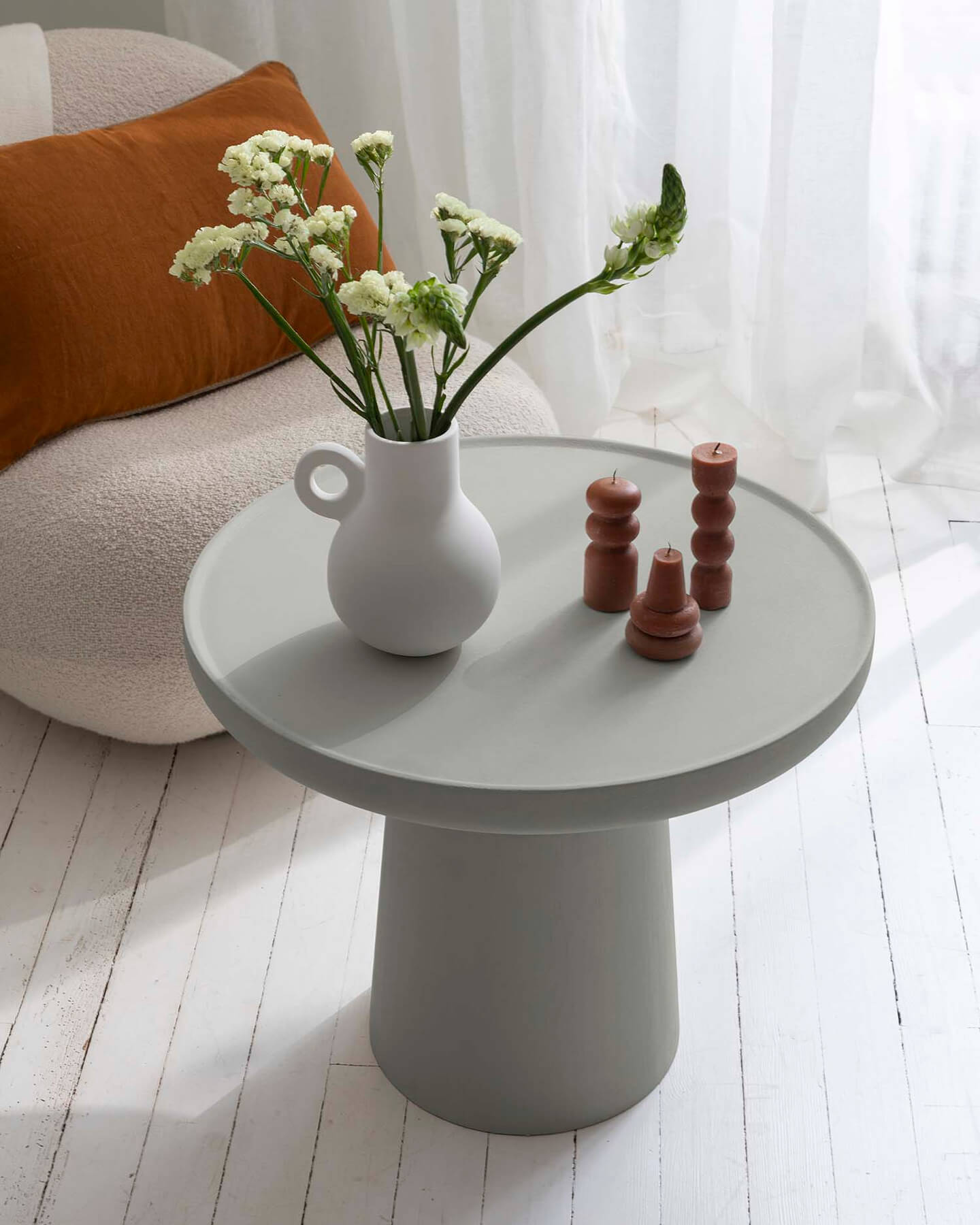 Salon avec une table basse peinte à la peinture à effet Meuble Signé Libéron, Effet Minéral teinte Gris Marbre