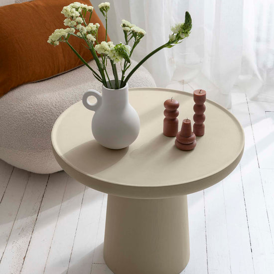 Salon avec une table basse peinte à la peinture à effet Meuble Signé Libéron, Effet Minéral teinte Pierre