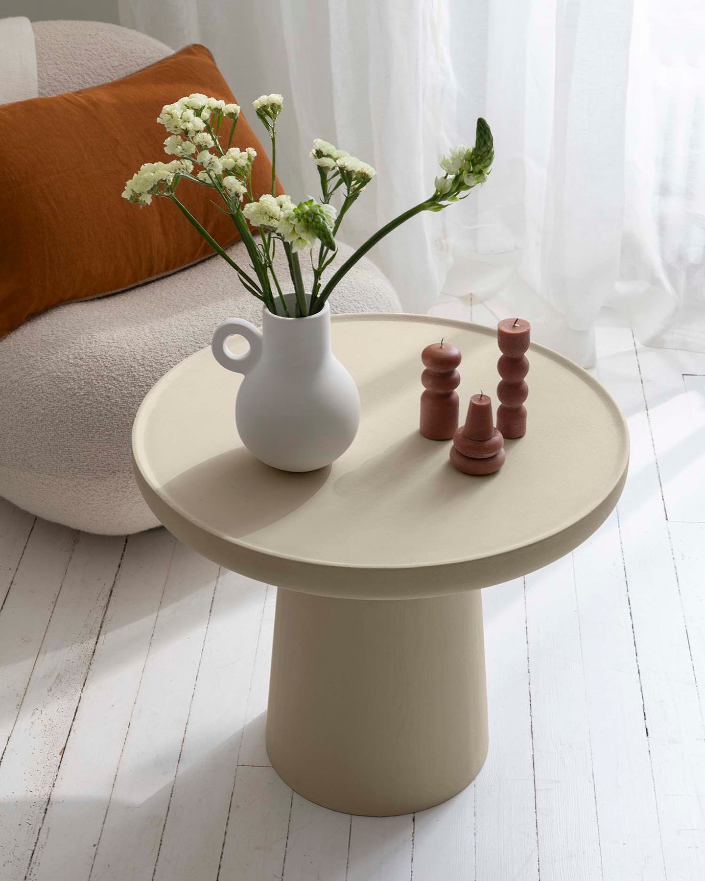 Salon avec une table basse peinte à la peinture à effet Meuble Signé Libéron, Effet Minéral teinte Pierre