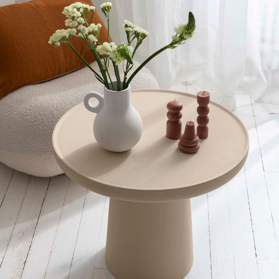 Salon avec une table basse peinte à la peinture à effet Meuble Signé Libéron, Effet Minéral teinte Terre Rosée