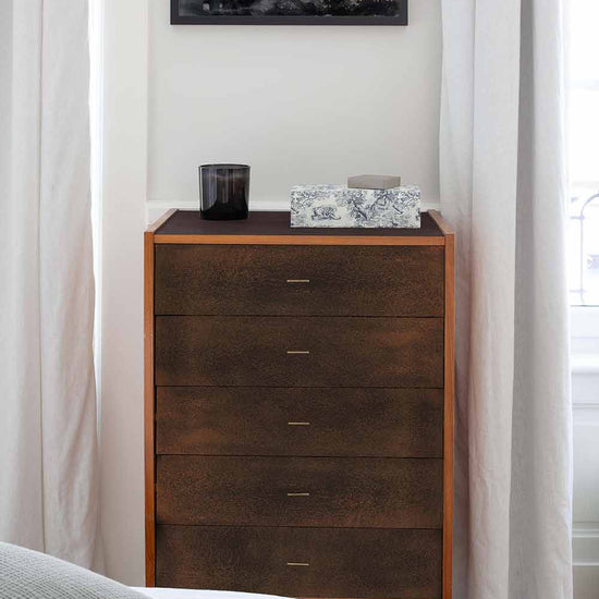 Commode peinte avec la peinture Effet Oxydé teinte Rouille Libéron, bougie noire, rideaux blancs, cadre suspendu au mur
