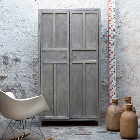 Ambiance d'une armoire peinte avec la peinture Meuble Signé teinte Gris Gustavien, aspect Mat, et cirée avec la Cire Effet Patiné Libéron teinte Argent Pur