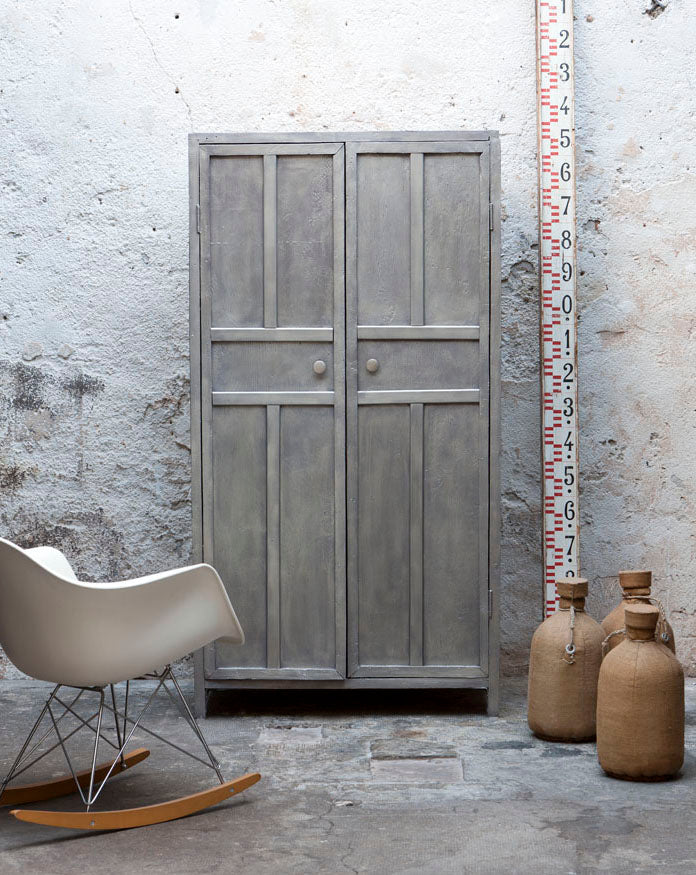 Ambiance d'une armoire peinte avec la peinture Meuble Signé teinte Gris Gustavien, aspect Mat, et cirée avec la Cire Effet Patiné Libéron teinte Argent Pur