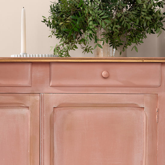 Ambiance d'une commode peinte avec la peinture Meuble Signé Libéron teinte Ocre Rose aspect Mat, et cirée avec la Cire Effet Patiné teinte Or Riche