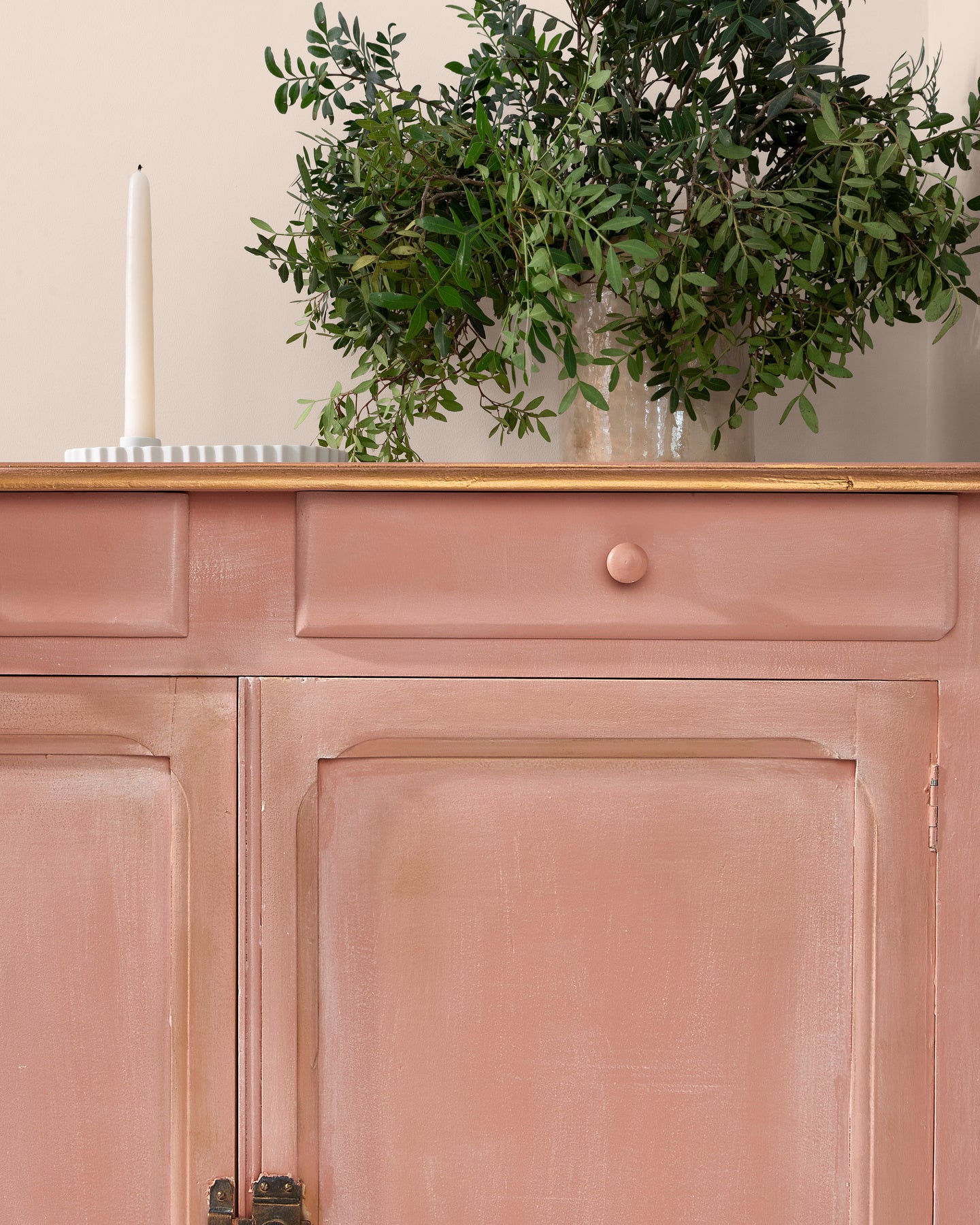 Ambiance d'une commode peinte avec la peinture Meuble Signé Libéron teinte Ocre Rose aspect Mat, et cirée avec la Cire Effet Patiné teinte Or Riche