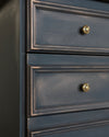 Ambiance d'une commode grise peinte avec la peinture Meuble Signé Libéron teinte Queue de Pie, et cirée avec La Cire Effet Patiné teinte Bronze Ancien