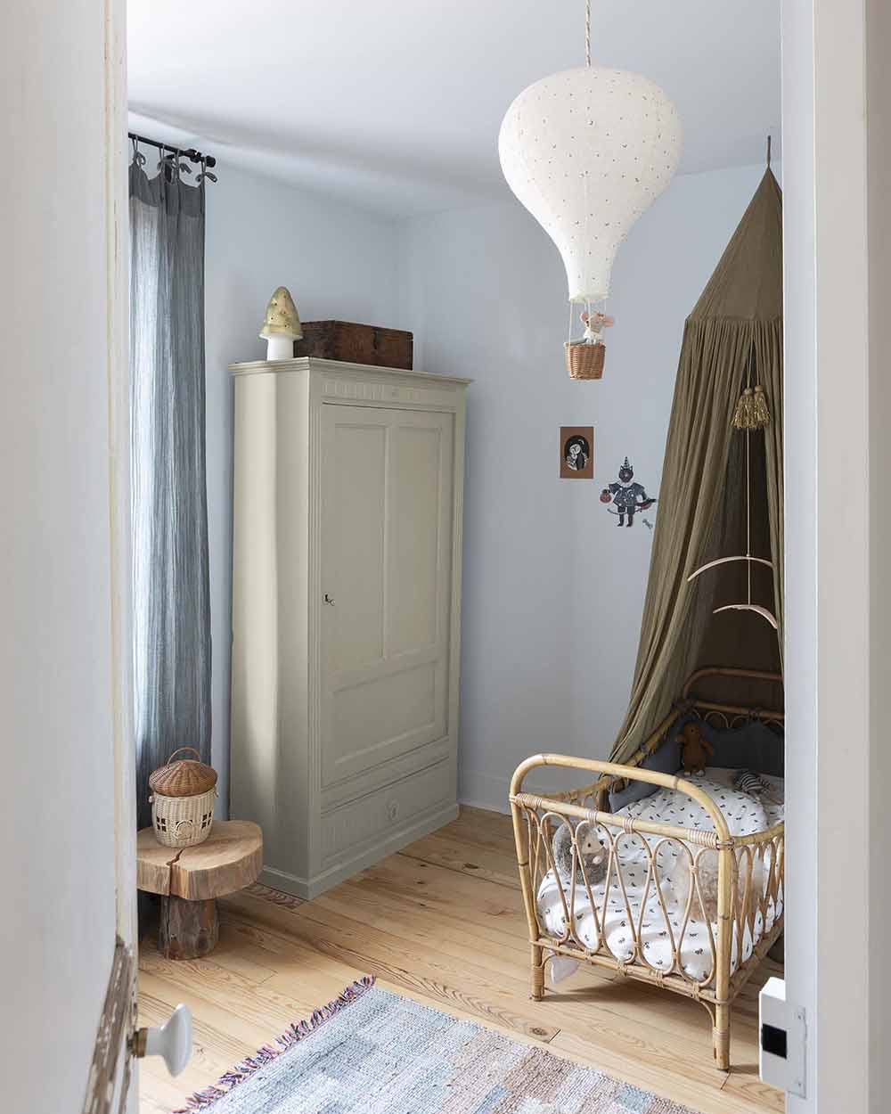 Ambiance d'une chambre d'enfant aux murs bleu, avec armoire beige, peinture Meuble Signé Mat à base de Caséine teinte Argile Libéron