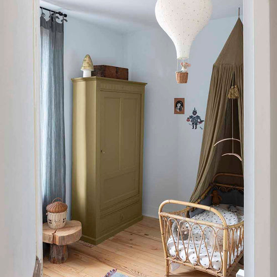 Ambiance d'une chambre d'enfant aux murs bleu, avec armoire beige, peinture Meuble Signé Mat à base de Caséine teinte Beige Limon Libéron