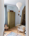 Ambiance d'une chambre d'enfant aux murs bleu, avec armoire beige, peinture Meuble Signé Mat à base de Caséine teinte Beige Limon Libéron