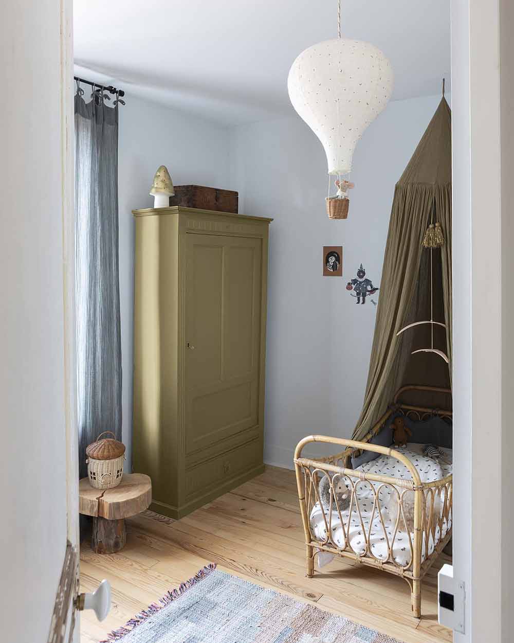 Ambiance d'une chambre d'enfant aux murs bleu, avec armoire beige, peinture Meuble Signé Mat à base de Caséine teinte Beige Limon Libéron