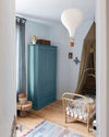 Ambiance d'une chambre d'enfant aux murs bleu, avec armoire bleue, peinture Meuble Signé Mat à base de Caséine teinte Belle Île Libéron