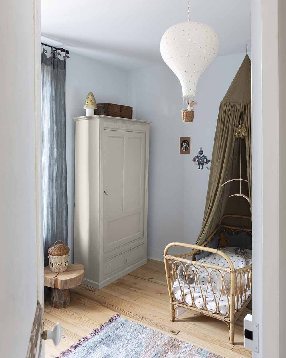 Ambiance d'une chambre d'enfant aux murs bleu, avec armoire blanc, peinture Meuble Signé Mat à base de Caséine teinte Blanc Plume Libéron