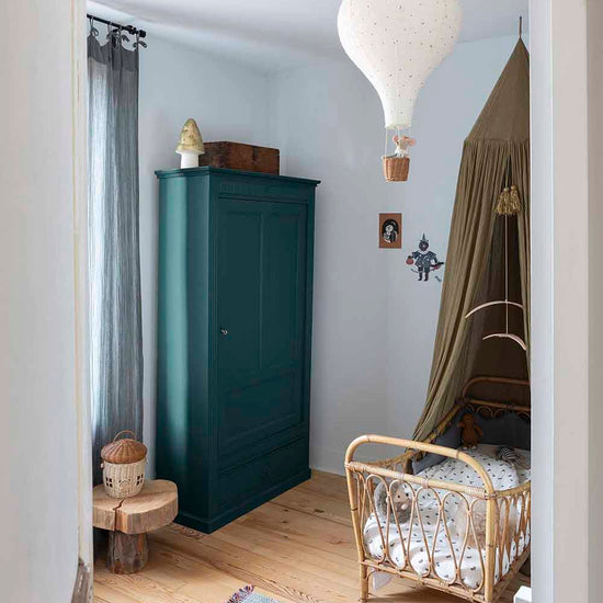 Ambiance d'une chambre d'enfant aux murs bleu, avec armoire bleu, peinture Meuble Signé Mat à base de Caséine teinte Bleu Pétrole Libéron