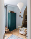 Ambiance d'une chambre d'enfant aux murs bleu, avec armoire bleu, peinture Meuble Signé Mat à base de Caséine teinte Bleu Pétrole Libéron