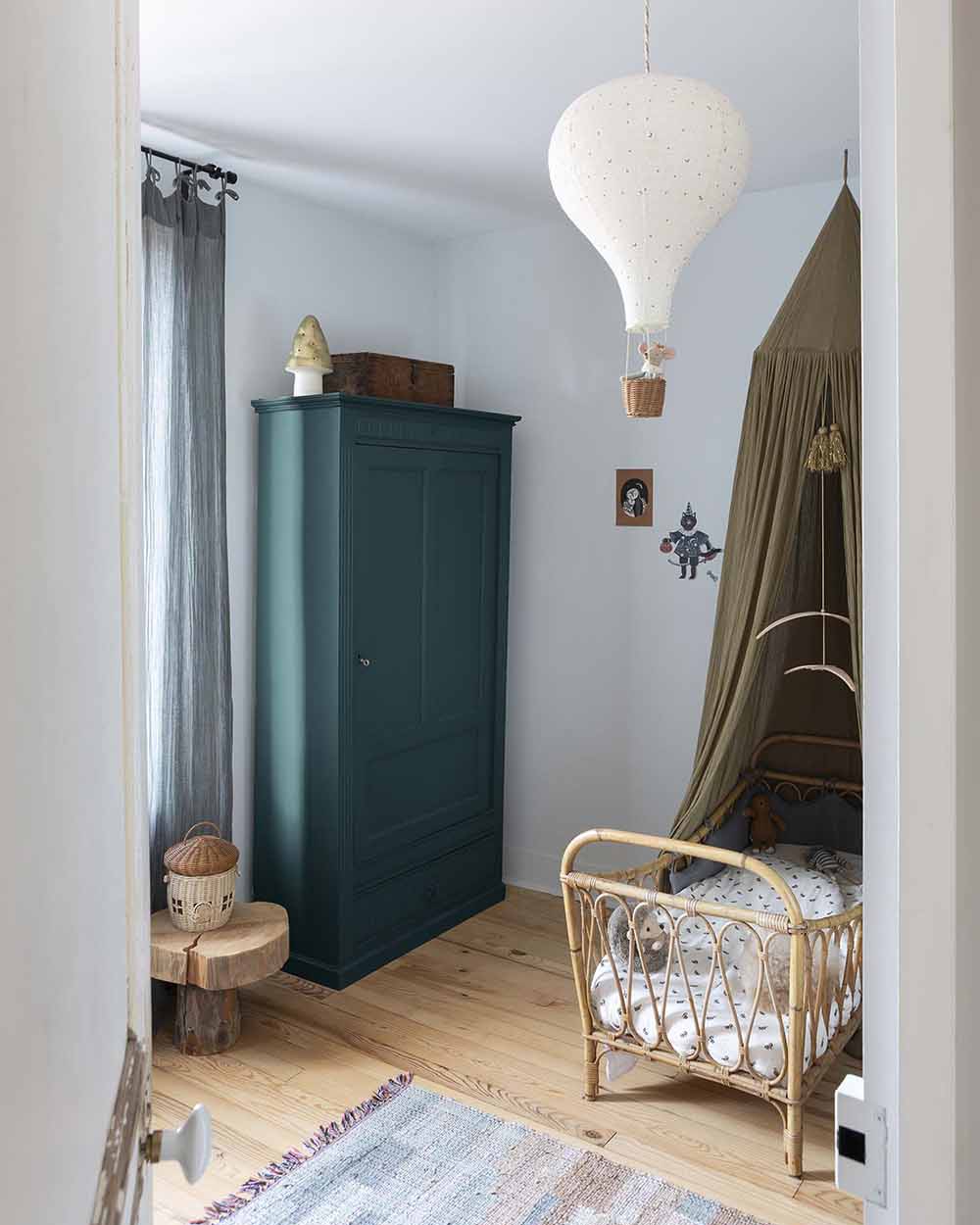Ambiance d'une chambre d'enfant aux murs bleu, avec armoire bleu, peinture Meuble Signé Mat à base de Caséine teinte Bleu Pétrole Libéron