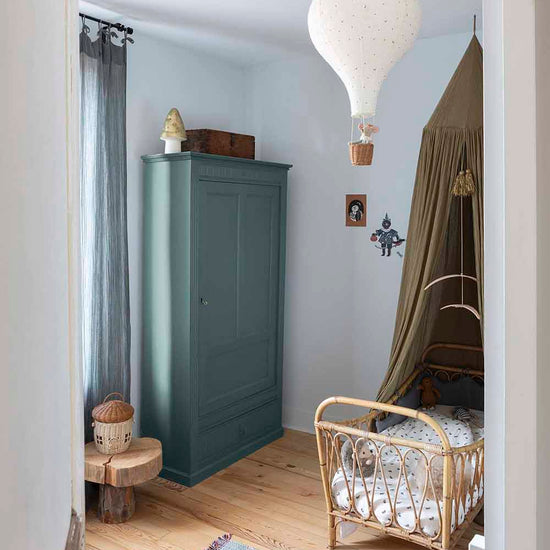 Ambiance d'une chambre d'enfant aux murs bleu, avec armoire beige, peinture Meuble Signé Mat à base de Caséine teinte Bleu Sarcelle Libéron