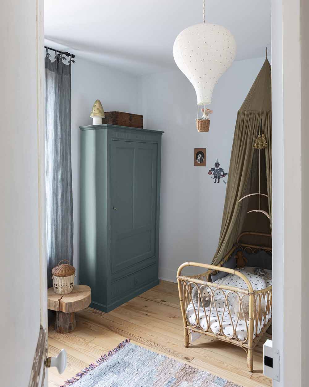 Ambiance d'une chambre d'enfant aux murs bleu, avec armoire beige, peinture Meuble Signé Mat à base de Caséine teinte Bleu Sarcelle Libéron