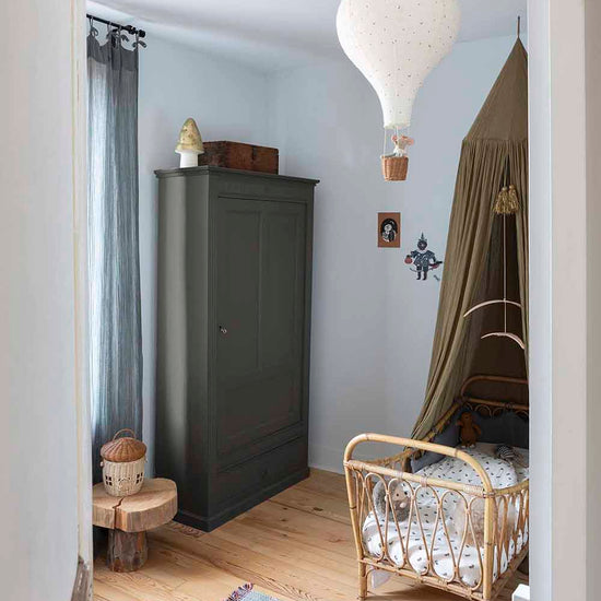 Ambiance d'une chambre d'enfant aux murs bleu, avec armoire grise, peinture Meuble Signé Mat à base de Caséine teinte Cendre Libéron