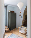 Ambiance d'une chambre d'enfant aux murs bleu, avec armoire grise, peinture Meuble Signé Mat à base de Caséine teinte Cendre Libéron