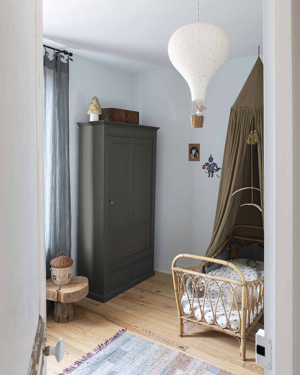 Ambiance d'une chambre d'enfant aux murs bleu, avec armoire grise, peinture Meuble Signé Mat à base de Caséine teinte Cendre Libéron