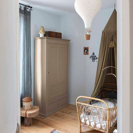 Ambiance d'une chambre d'enfant aux murs bleu, avec armoire beige, peinture Meuble Signé Mat à base de Caséine teinte Champignon Libéron