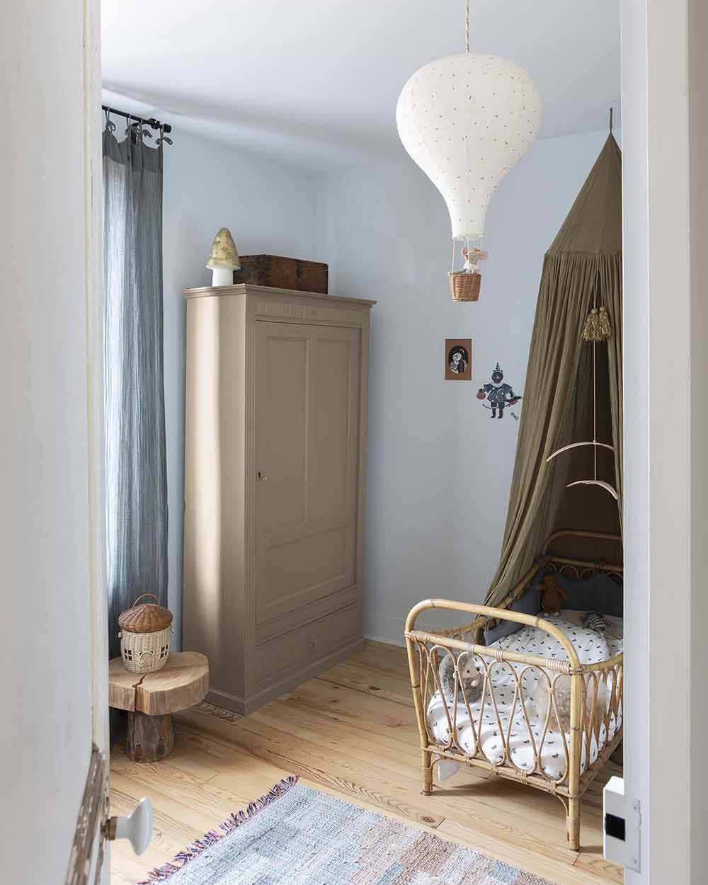 Ambiance d'une chambre d'enfant aux murs bleu, avec armoire beige, peinture Meuble Signé Mat à base de Caséine teinte Champignon Libéron