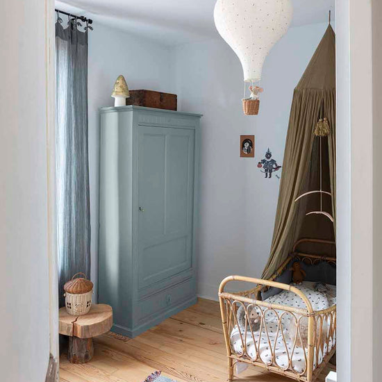 Ambiance d'une chambre d'enfant aux murs bleu, avec armoire bleue, peinture Meuble Signé Mat à base de Caséine teinte Ciel d'Hiver Libéron