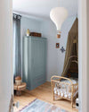 Ambiance d'une chambre d'enfant aux murs bleu, avec armoire bleue, peinture Meuble Signé Mat à base de Caséine teinte Ciel d'Hiver Libéron
