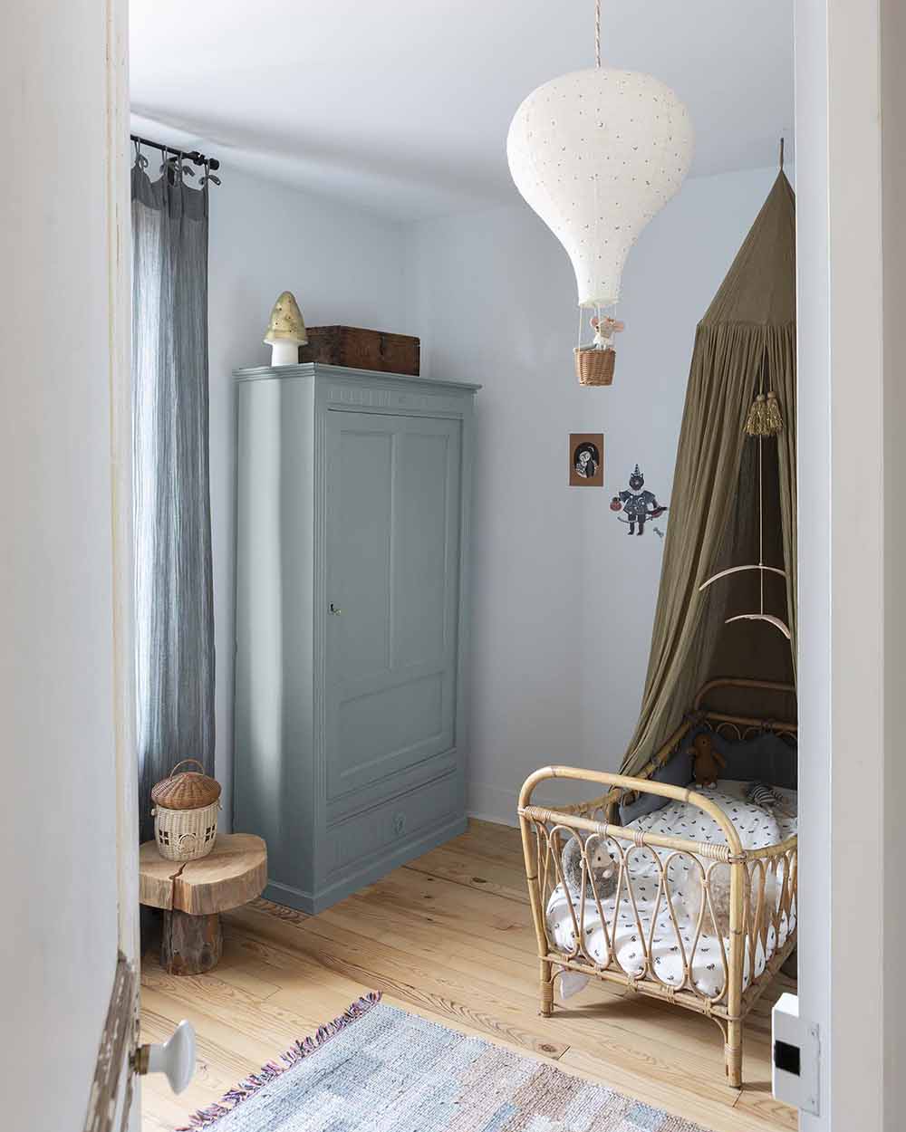 Ambiance d'une chambre d'enfant aux murs bleu, avec armoire bleue, peinture Meuble Signé Mat à base de Caséine teinte Ciel d'Hiver Libéron