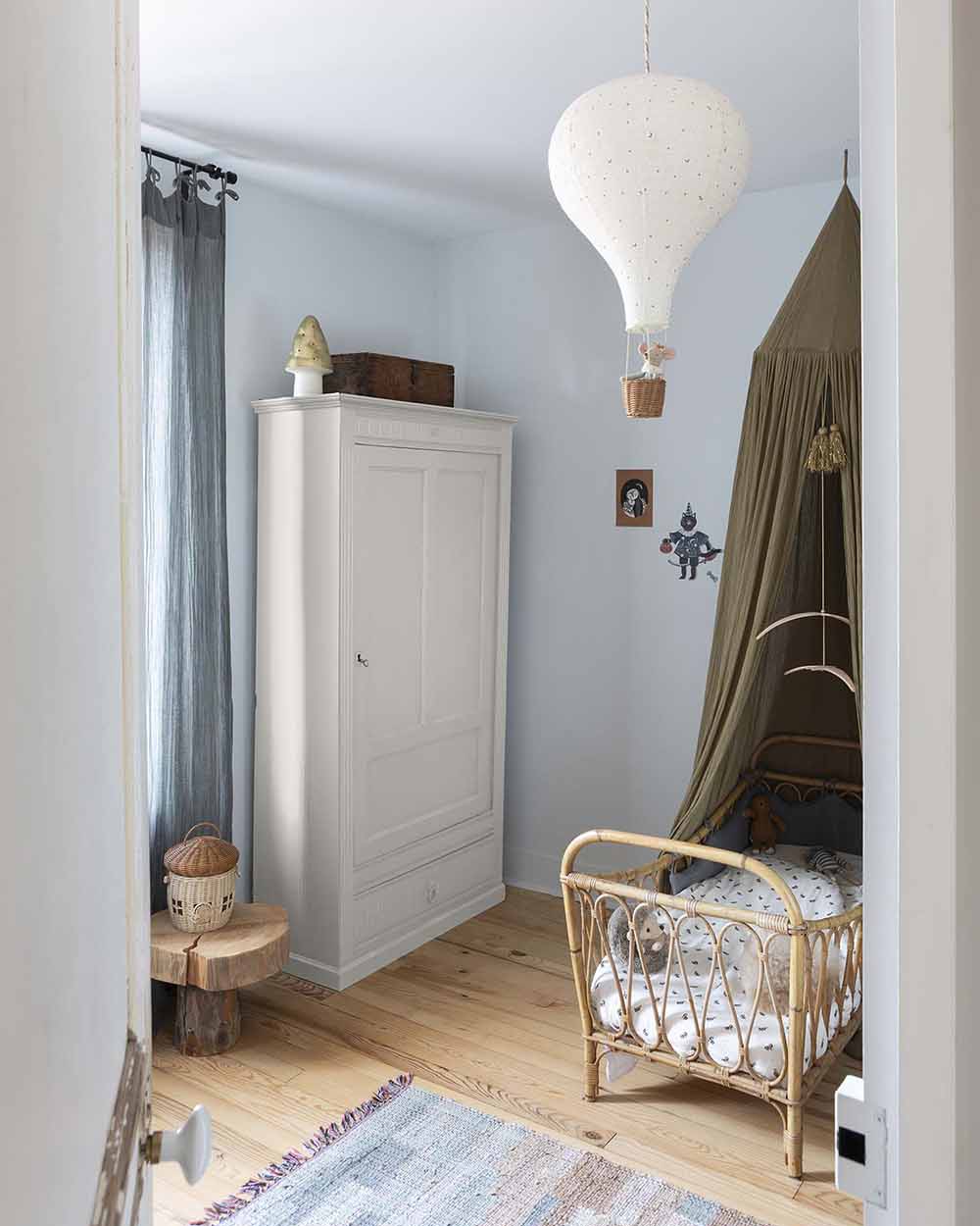Ambiance d'une chambre d'enfant aux murs bleu, avec armoire blanche, peinture Meuble Signé Mat à base de Caséine teinte Crème Libéron