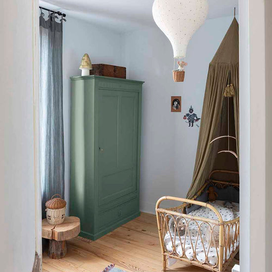 Ambiance d'une chambre d'enfant aux murs bleu, avec armoire verte, peinture Meuble Signé Mat à base de Caséine teinte Eucalyptus Libéron