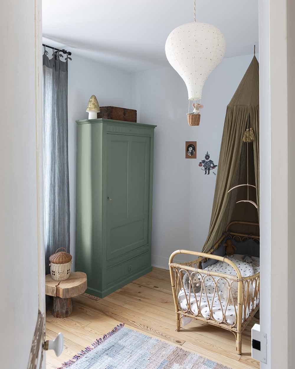 Ambiance d'une chambre d'enfant aux murs bleu, avec armoire verte, peinture Meuble Signé Mat à base de Caséine teinte Eucalyptus Libéron