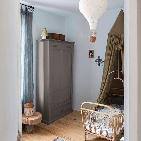 Ambiance d'une chambre d'enfant aux murs bleu, avec armoire grise, peinture Meuble Signé Mat à base de Caséine teinte Feutrine Libéron