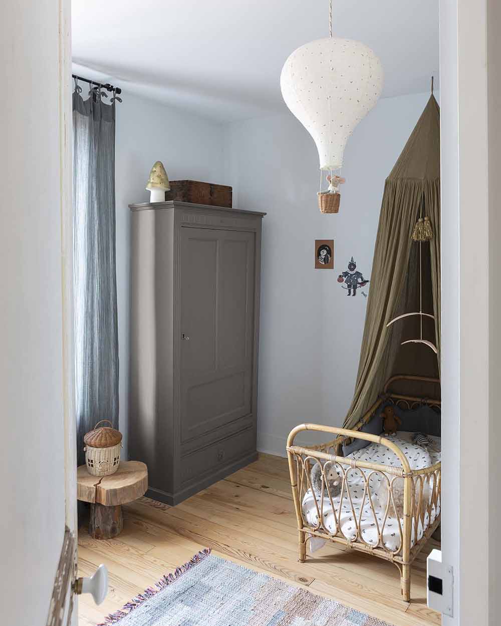 Ambiance d'une chambre d'enfant aux murs bleu, avec armoire grise, peinture Meuble Signé Mat à base de Caséine teinte Feutrine Libéron