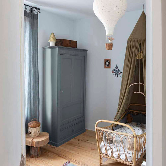 Ambiance d'une chambre d'enfant aux murs bleu, avec armoire grise, peinture Meuble Signé Mat à base de Caséine teinte Gris Gustavien Libéron