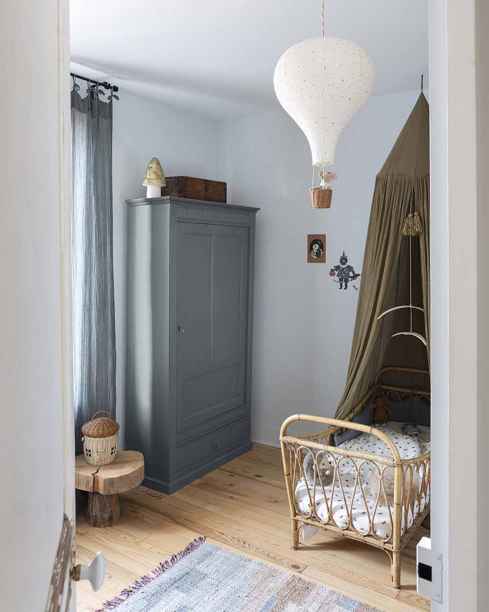 Ambiance d'une chambre d'enfant aux murs bleu, avec armoire grise, peinture Meuble Signé Mat à base de Caséine teinte Gris Gustavien Libéron
