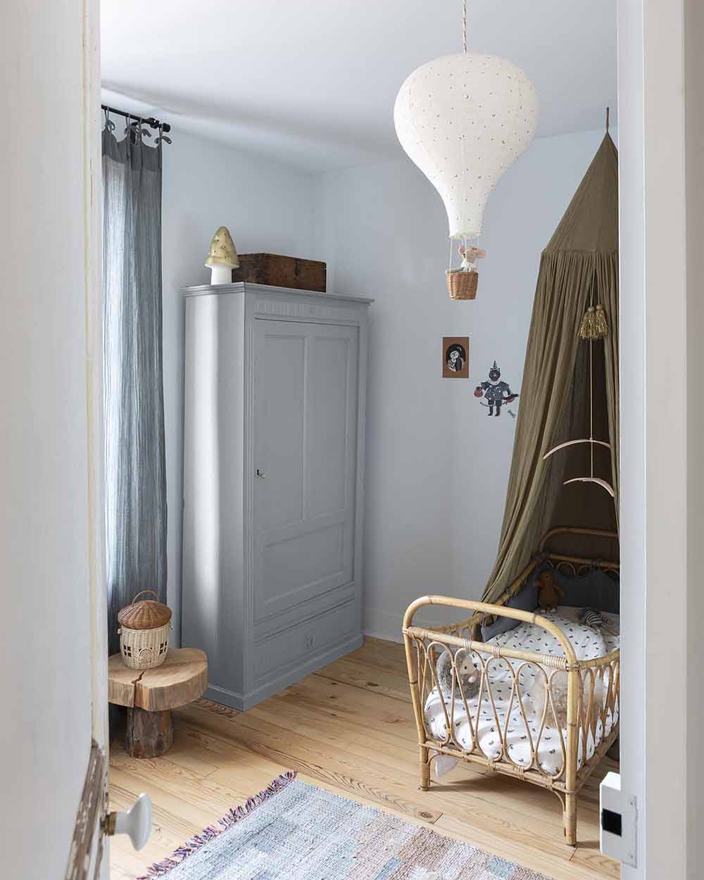 Ambiance d'une chambre d'enfant aux murs bleu, avec armoire grise, peinture Meuble Signé Mat à base de Caséine teinte Gris Nuée Libéron