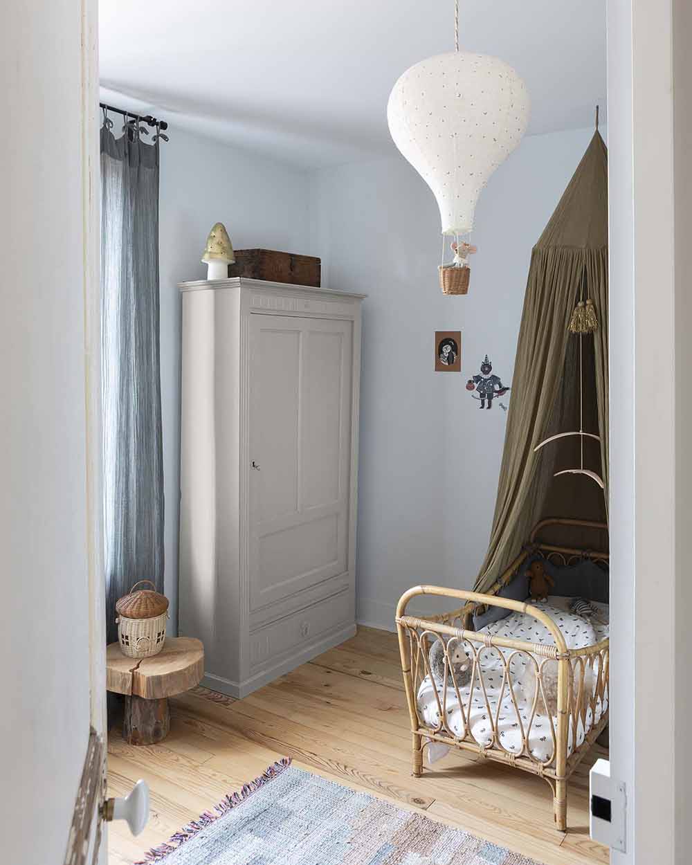 Ambiance d'une chambre d'enfant aux murs bleu, avec armoire grise, peinture Meuble Signé Mat à base de Caséine teinte Gris Perle Libéron