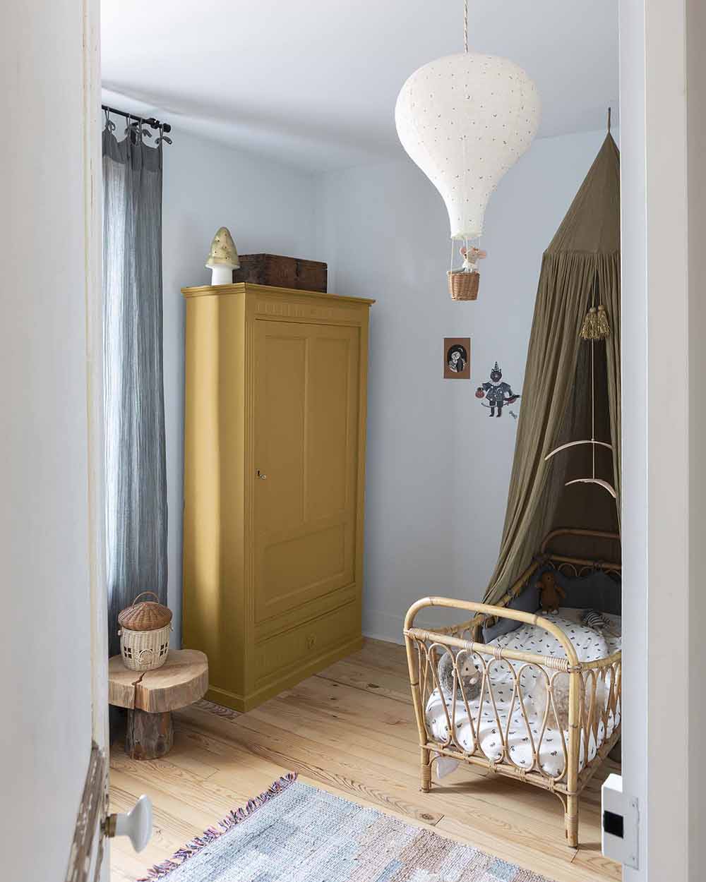 Ambiance d'une chambre d'enfant aux murs bleu, avec armoire jaune, peinture Meuble Signé Mat à base de Caséine teinte Miel Ambré Libéron