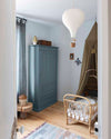 Ambiance d'une chambre d'enfant aux murs bleu, avec armoire bleue, peinture Meuble Signé Mat à base de Caséine teinte Nordique Libéron