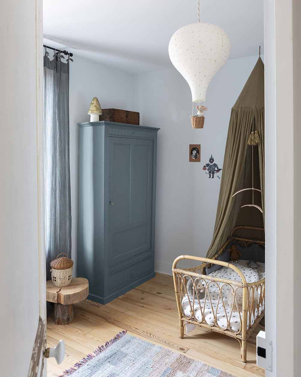 Ambiance d'une chambre d'enfant aux murs bleu, avec armoire bleue, peinture Meuble Signé Mat à base de Caséine teinte Nordique Libéron