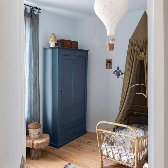 Ambiance d'une chambre d'enfant aux murs bleu, avec armoire bleue, peinture Meuble Signé Mat à base de Caséine teinte Orage Libéron