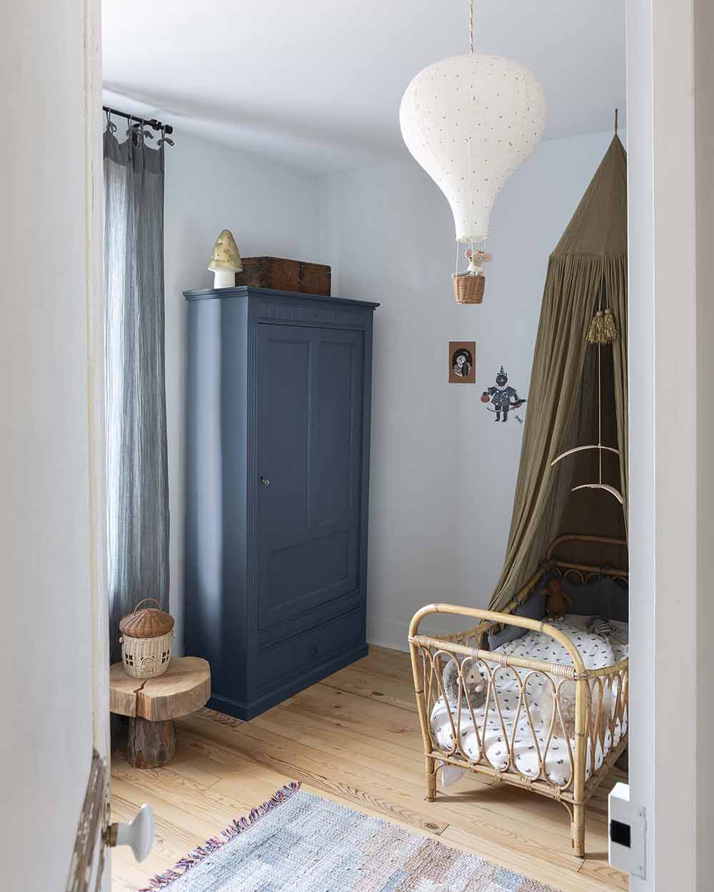 Ambiance d'une chambre d'enfant aux murs bleu, avec armoire bleue, peinture Meuble Signé Mat à base de Caséine teinte Orage Libéron