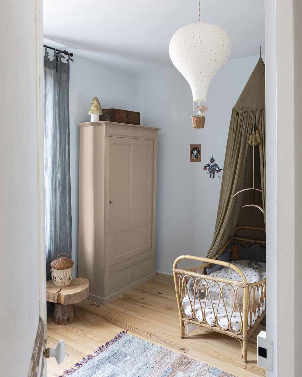 Ambiance d'une chambre d'enfant aux murs bleu, avec armoire rose, peinture Meuble Signé Mat à base de Caséine teinte Rose Poudré Libéron