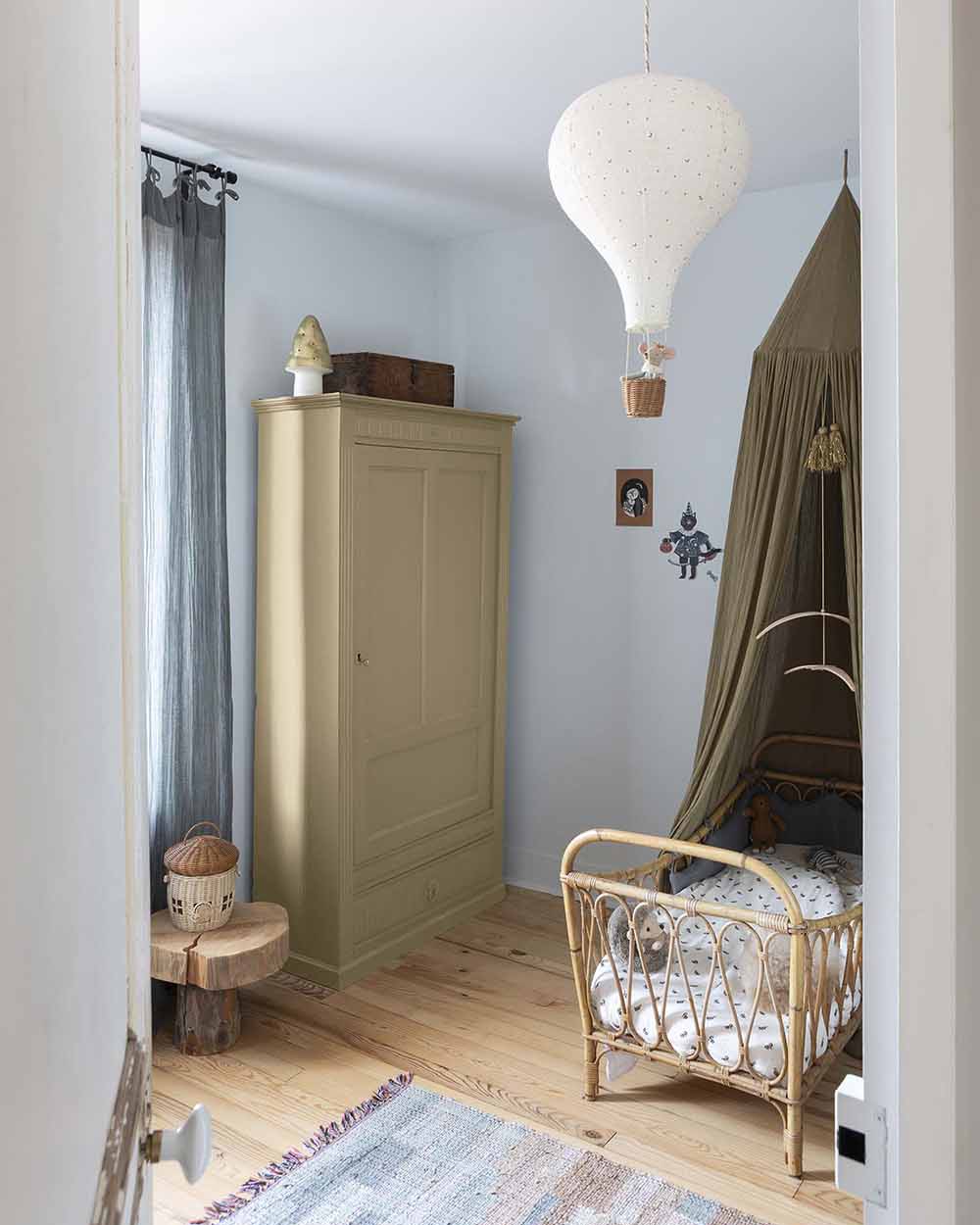Ambiance d'une chambre d'enfant aux murs bleu, avec armoire beige, peinture Meuble Signé Mat à base de Caséine teinte Toile de Jute Libéron